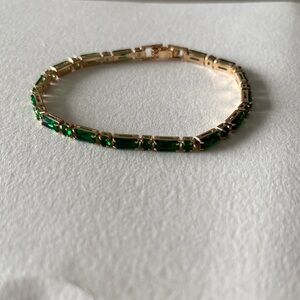 ✨ 💚 Stunning green baguette tennis bracelet